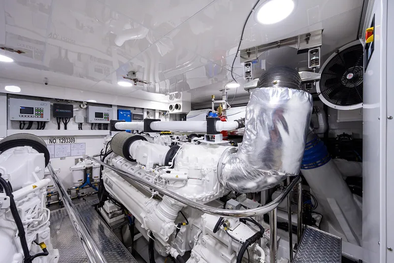 Zephyr Yacht Photos Pics Ocean Alexander 100 Zephyr-Engine Room