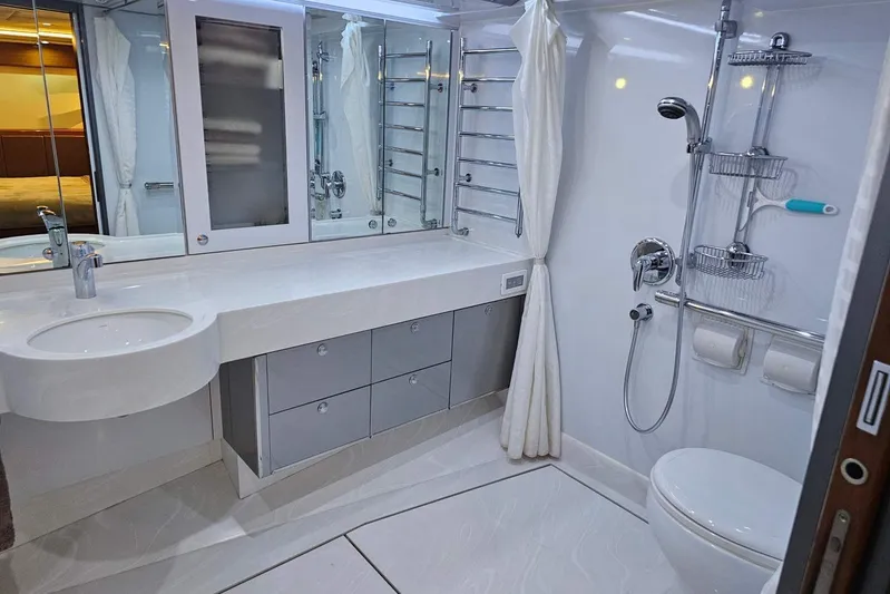 Gramac V Yacht Photos Pics Luxurious yacht bathroom with modern fixtures, Azzura 76, 2007 model.