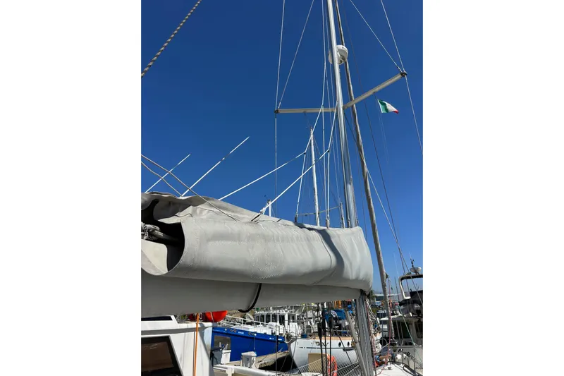 Banyan Sea Yacht Photos Pics 2008 Beneteau Oceanis 43 sailboat mast and rigging against clear blue sky.