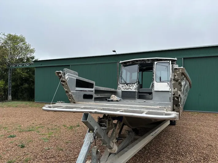 Commander Yacht Photos Pics 2014 Wooldridge 31 boat on trailer in front of green building.