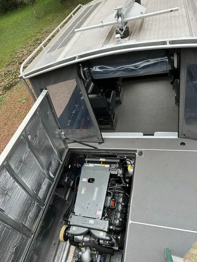 Commander Yacht Photos Pics 2014 Wooldridge 31 boat with open engine compartment and interior view.