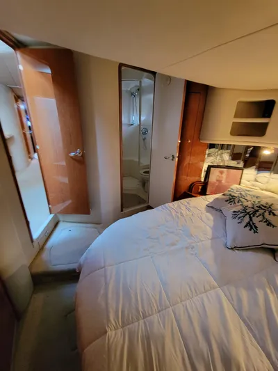 Bada Bing II Yacht Photos Pics 2000 Sea Ray 540 Sundancer yacht bedroom with ensuite bathroom.