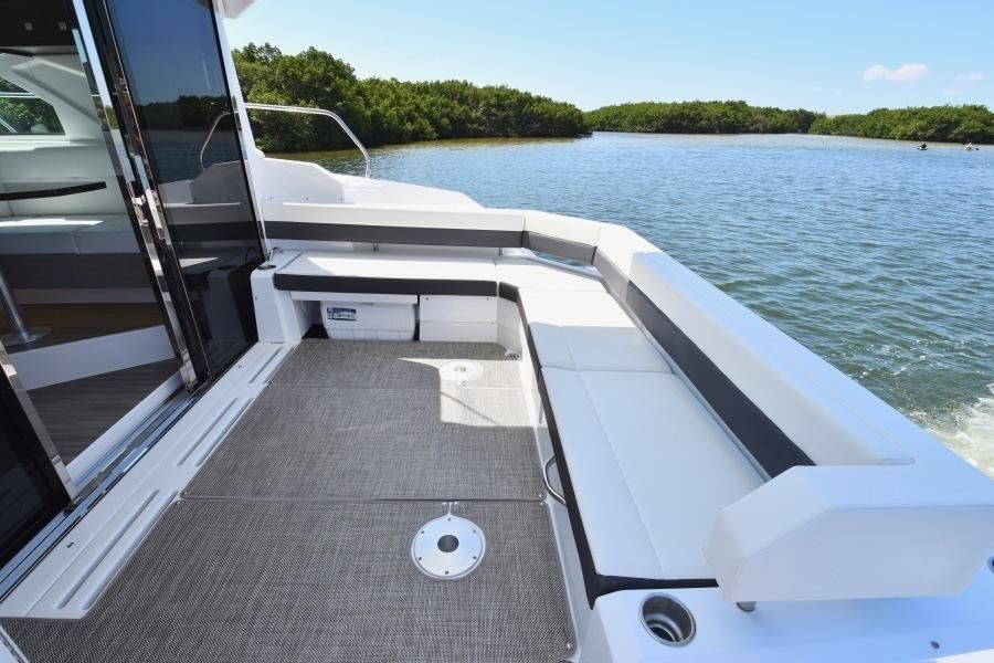 2019 Cruisers Yachts 42 Cantius