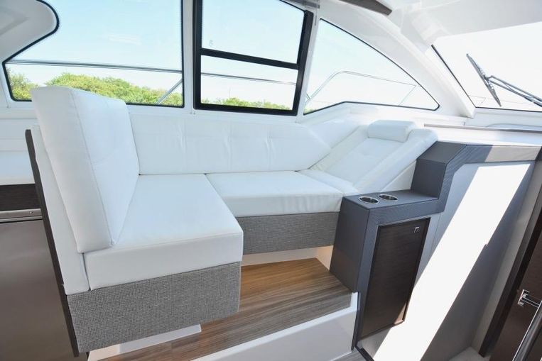 2019-42-cruisers-yachts-42-cantius