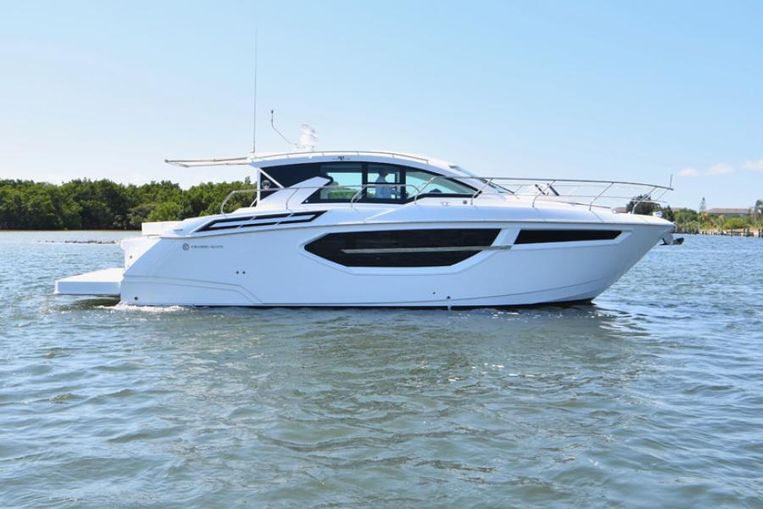 2019-42-cruisers-yachts-42-cantius