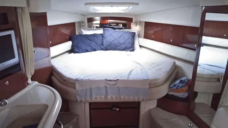 Barely "a" Wake Yacht Photos Pics Luxurious cabin interior of a 2004 Sea Ray 340 Sundancer yacht.