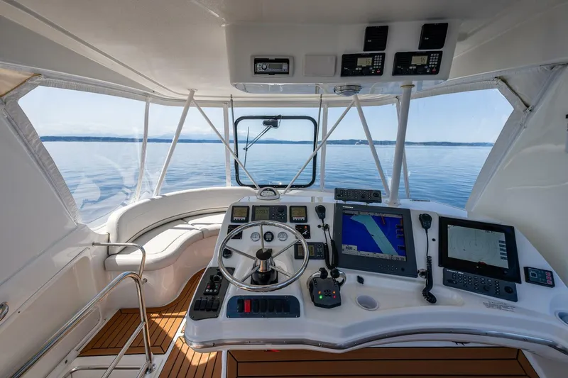 Bumber Shoot Yacht Photos Pics 2006 Silverton 42 Convertible yacht helm with navigation equipment and panoramic sea view.