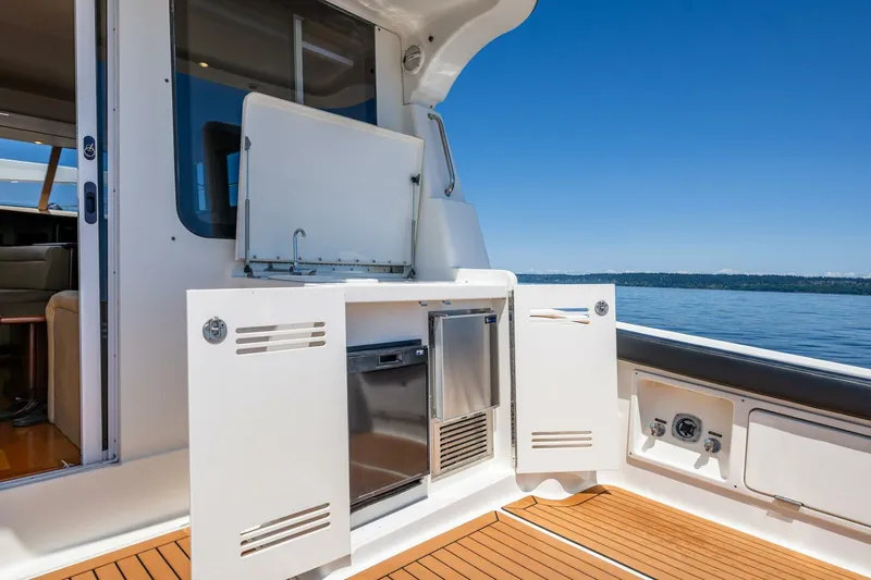 Bumber Shoot Yacht Photos Pics 2006 Silverton 42 Convertible yacht deck with open storage and ocean view.