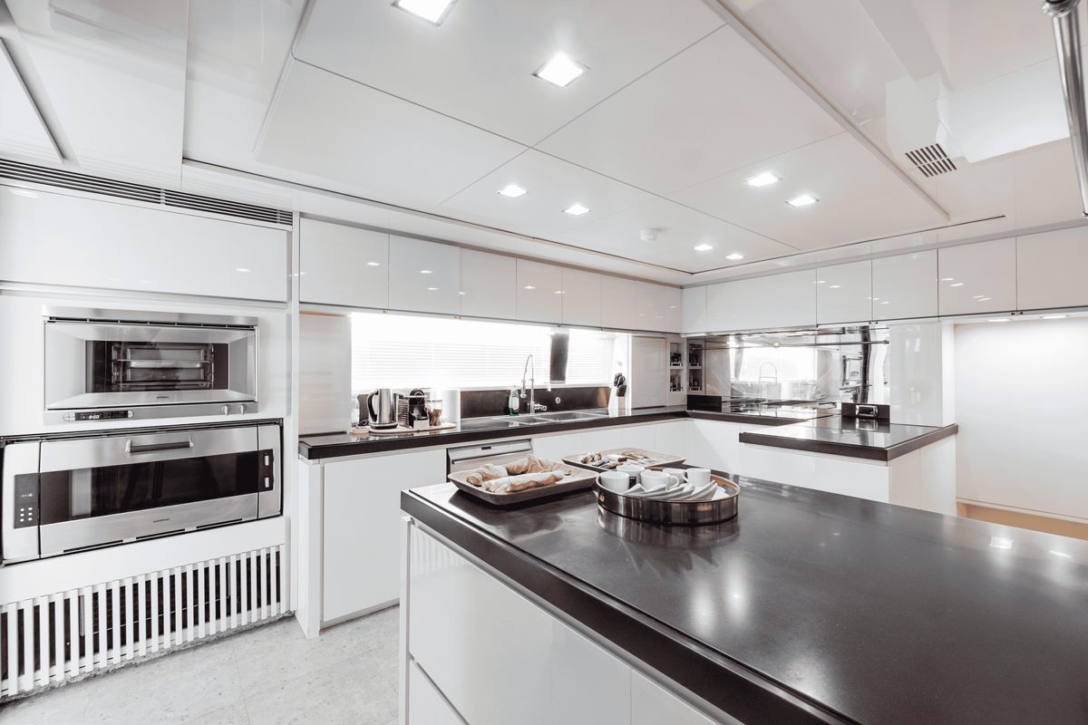2008 Azimut 116 