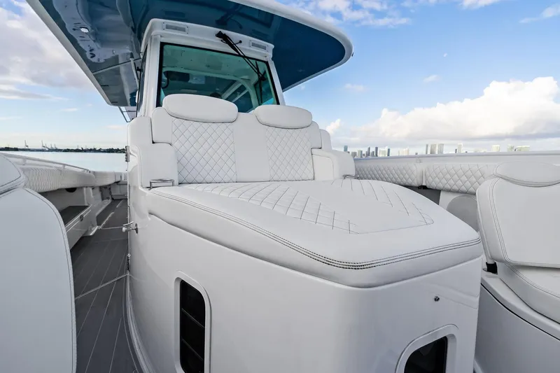 No Name Yacht Photos Pics 2023 HCB 42 Lujo luxury boat with white cushioned seating and sleek design.