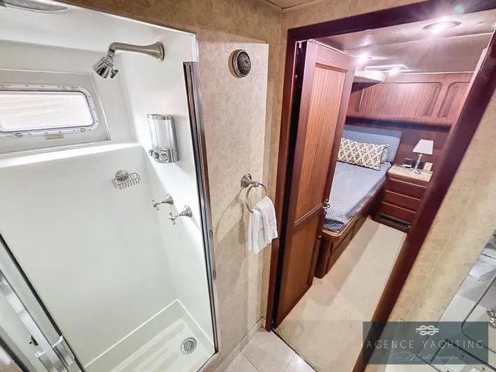  Yacht Photos Pics 1987 Hatteras 85 yacht interior with shower and cozy bedroom.