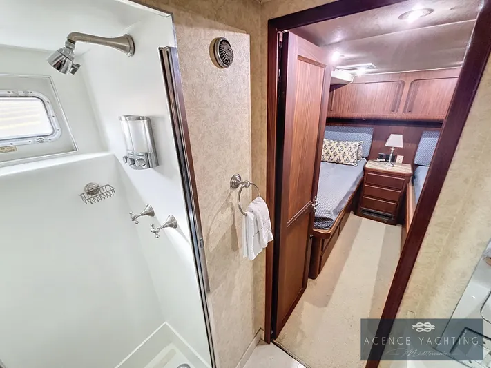  Yacht Photos Pics 1987 Hatteras 85 yacht interior showing bathroom and cozy bedroom.