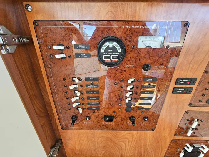 Latitude 33 Yacht Photos Pics 