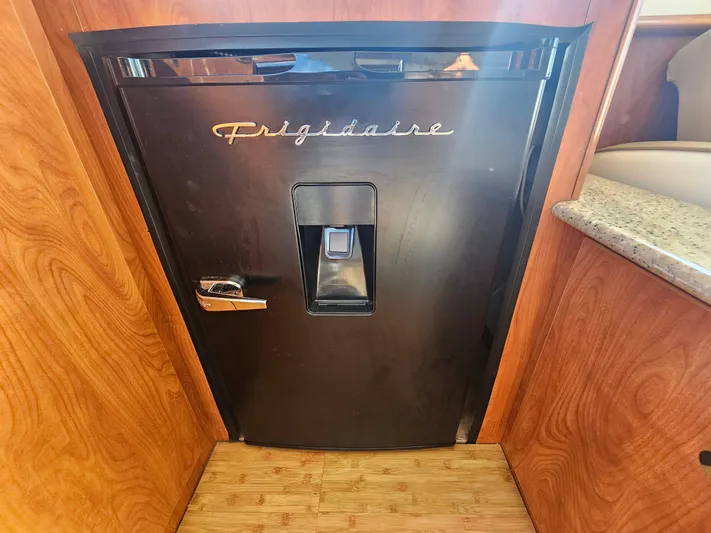 Latitude 33 Yacht Photos Pics 