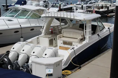 Boston Whaler Realm 380