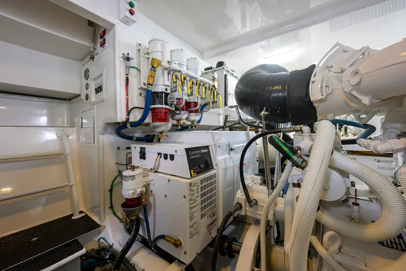 R&r Yacht Photos Pics Viking 52 R&R - Engine Room