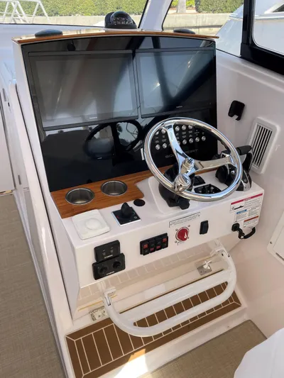 Miss Sue Yacht Photos Pics 33 Southport Miss Sue- Helm