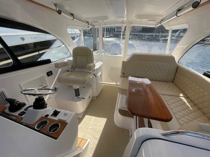 Miss Sue Yacht Photos Pics 33 Southport Miss Sue- Helm/Dinette