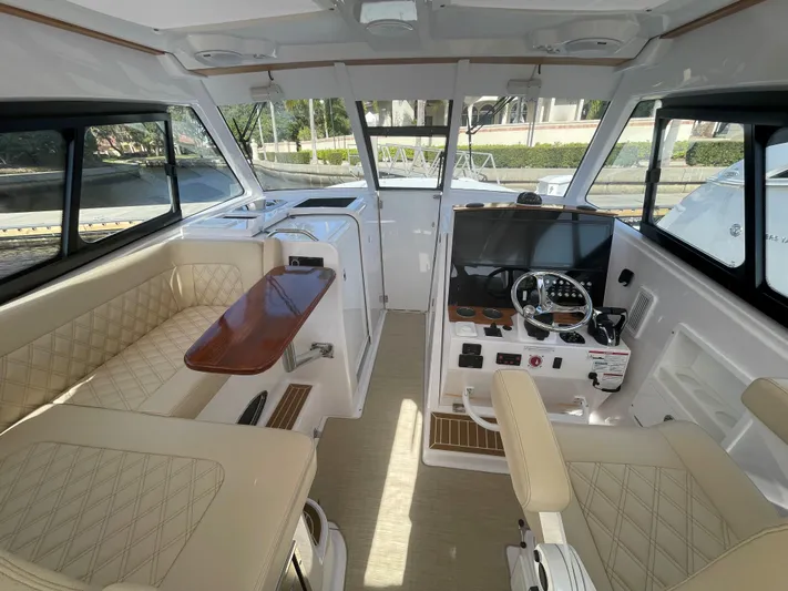 Miss Sue Yacht Photos Pics 33 Southport Miss Sue- Helm/Dinnette