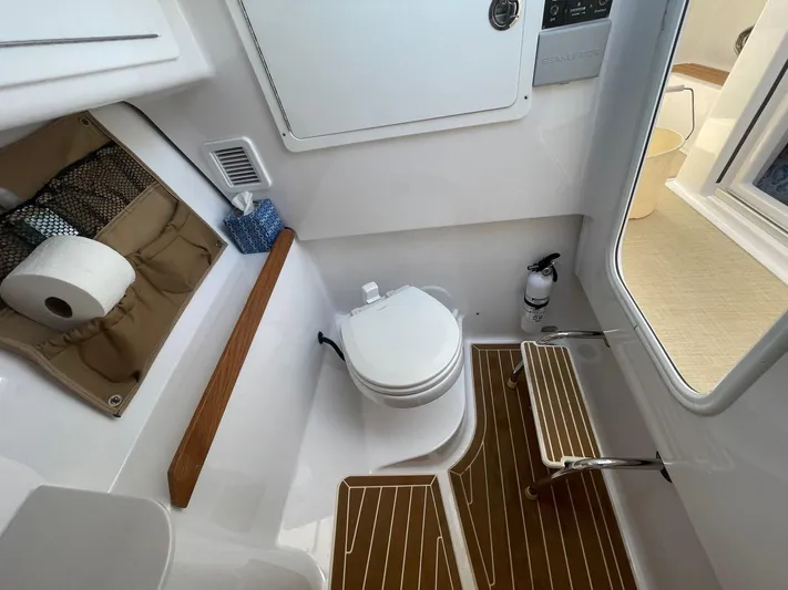 Miss Sue Yacht Photos Pics 33 Southport Miss Sue- Head