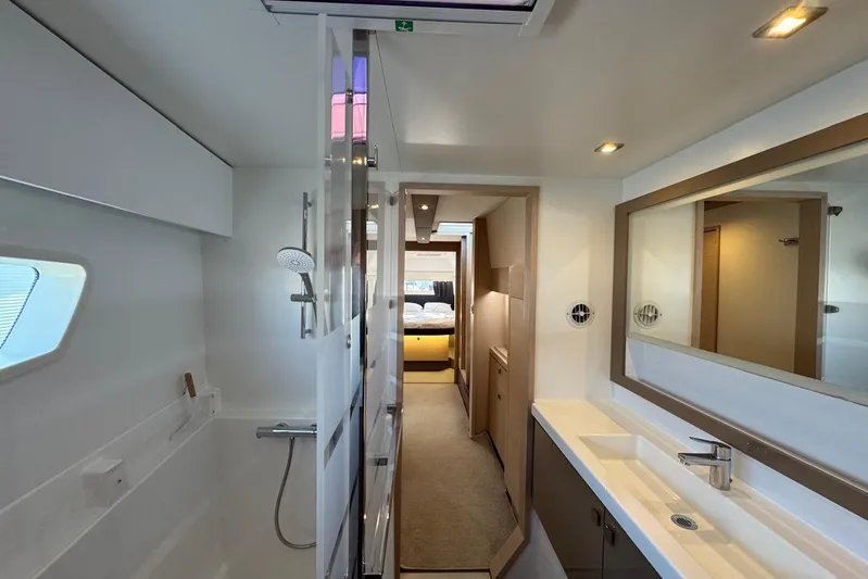 Astr&Eacute;a 42 Yacht Photos Pics Astr&eacute;a 42 - Cabine Master