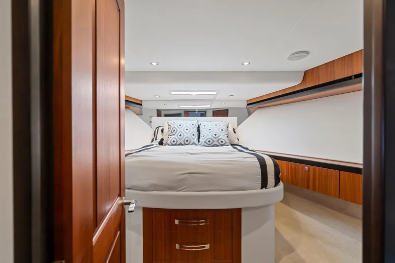 Elsewhere Yacht Photos Pics Luxurious bedroom interior of 2013 Hatteras 60 Motor Yacht with modern design.