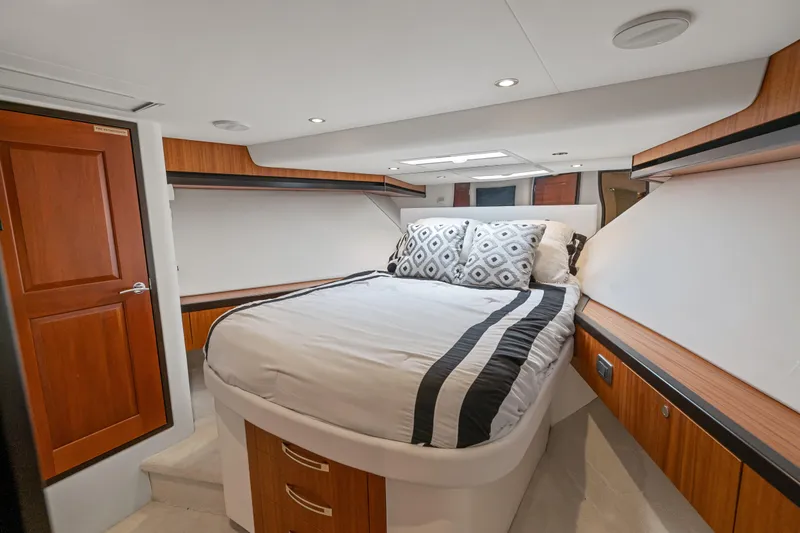 Elsewhere Yacht Photos Pics Luxurious bedroom interior of 2013 Hatteras 60 Motor Yacht with modern design.