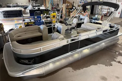 Tahoe Sport Rear Fish 2385 & 4-Stroke $33995