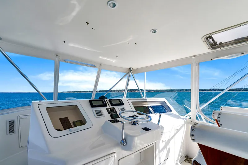 Sadie Ann II Yacht Photos Pics 2005 Ocean Yachts 50 Super Sport helm with ocean view, featuring modern navigation equipment.