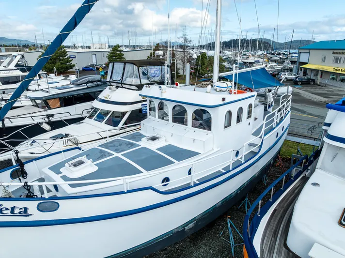 Zeta Yacht Photos Pics 2009 Diesel Duck 41-Plus yacht docked in a marina, surrounded by other boats.