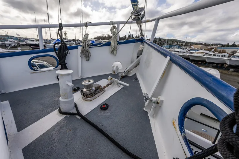 Zeta Yacht Photos Pics Deck view of 2009 Diesel Duck 41-Plus boat with winch and ropes.