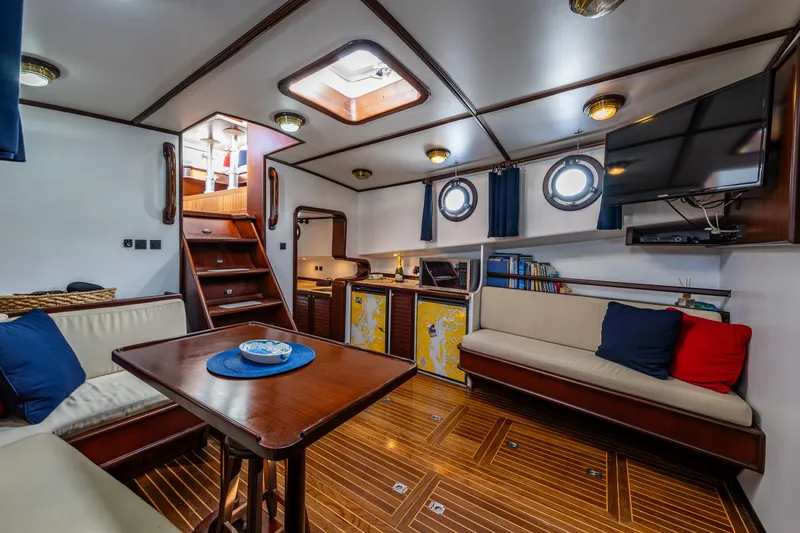 Zeta Yacht Photos Pics Luxurious 2009 Diesel Duck 41-Plus yacht interior with elegant wood finishes and modern amenities.