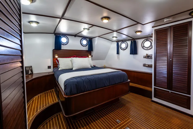 Zeta Yacht Photos Pics Luxurious cabin interior of 2009 Diesel Duck 41-Plus yacht with wooden finishes and cozy bed.