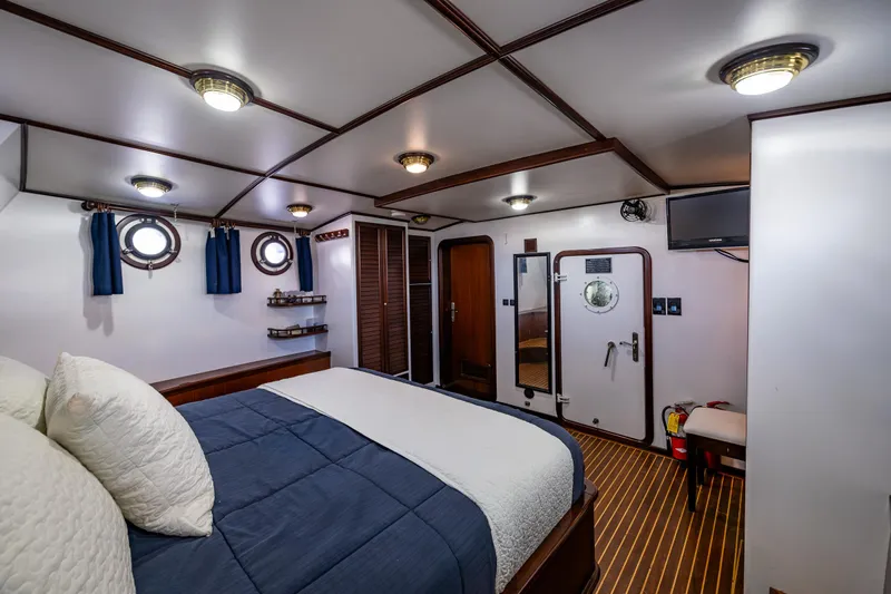 Zeta Yacht Photos Pics Luxurious cabin interior of 2009 Diesel Duck 41-Plus yacht with cozy bed and nautical decor.