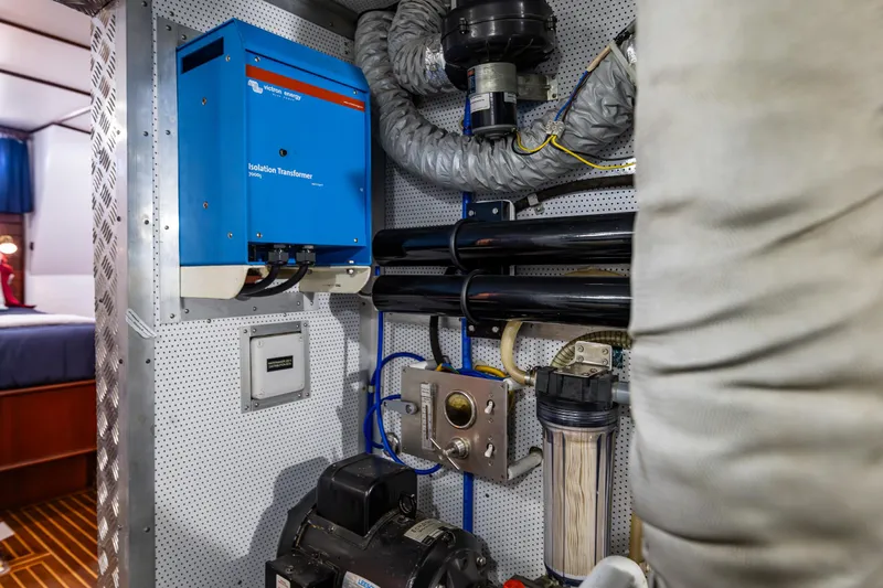 Zeta Yacht Photos Pics Engine room of 2009 Diesel Duck 41-Plus, featuring electrical and mechanical components.