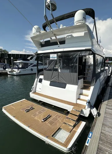  Yacht Photos Pics Sealine F530 - Stern bathing platform lowered