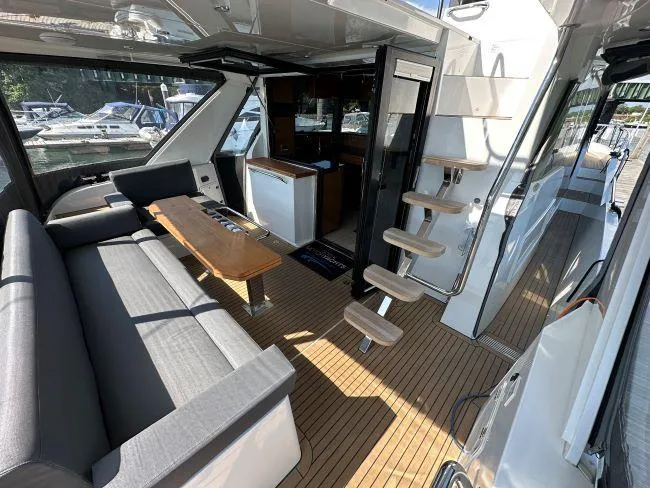  Yacht Photos Pics Sealine F530 - Cockpit