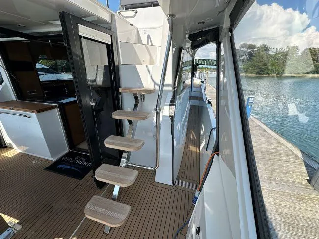  Yacht Photos Pics Sealine F530 - Cockpit side deck access