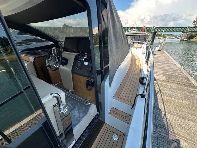  Yacht Photos Pics Sealine F530 - Side deck helm access