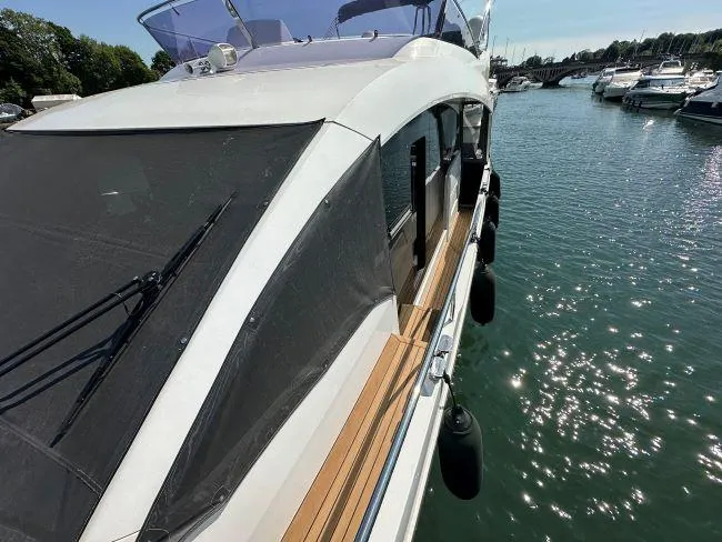  Yacht Photos Pics Sealine F530 - Side deck