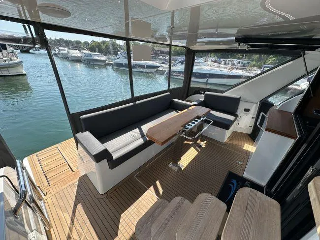  Yacht Photos Pics Sealine F530 - Cockpit