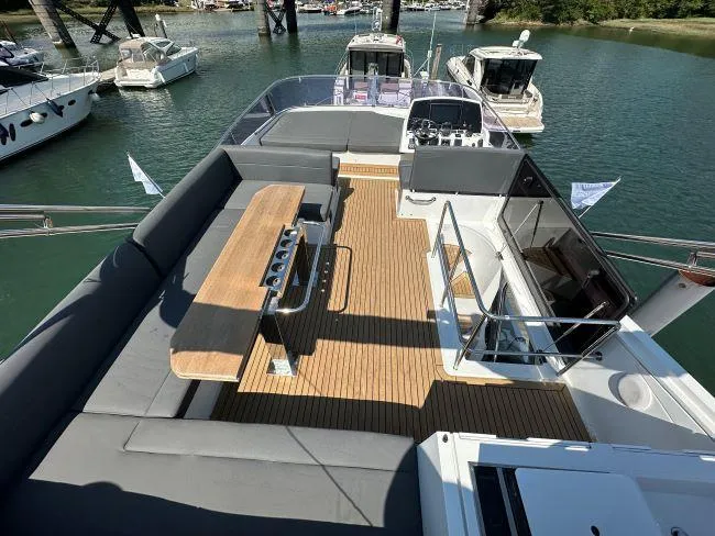  Yacht Photos Pics Sealine F530 - Flybridge