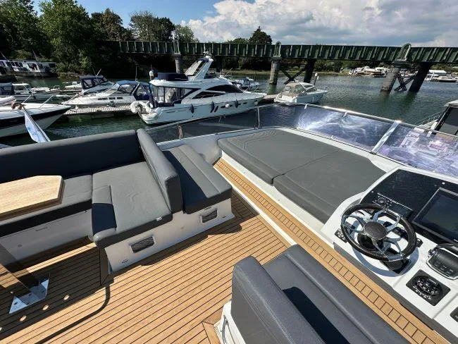  Yacht Photos Pics Sealine F530 - Flybridge