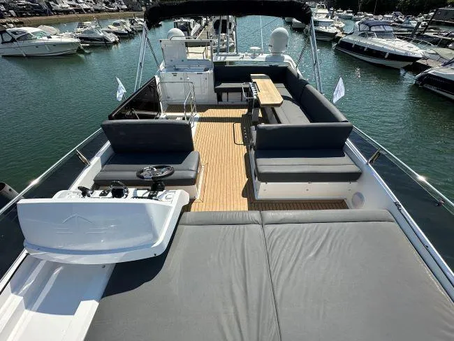  Yacht Photos Pics Sealine F530 - Flybridge