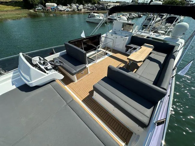  Yacht Photos Pics Sealine F530 - Flybridge