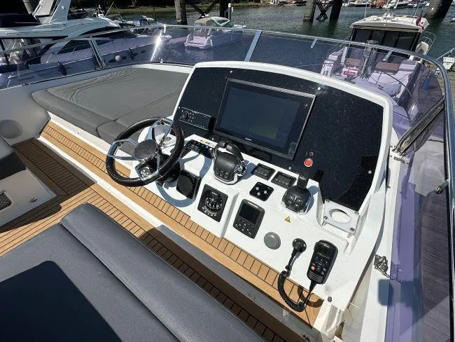  Yacht Photos Pics Sealine F530 - Flybridge helm dash