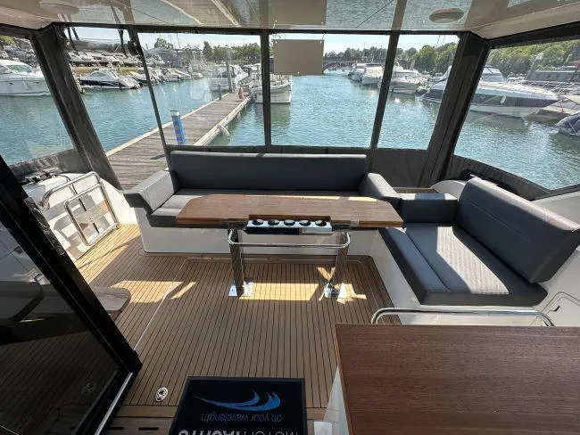  Yacht Photos Pics Sealine F530 - Cockpit