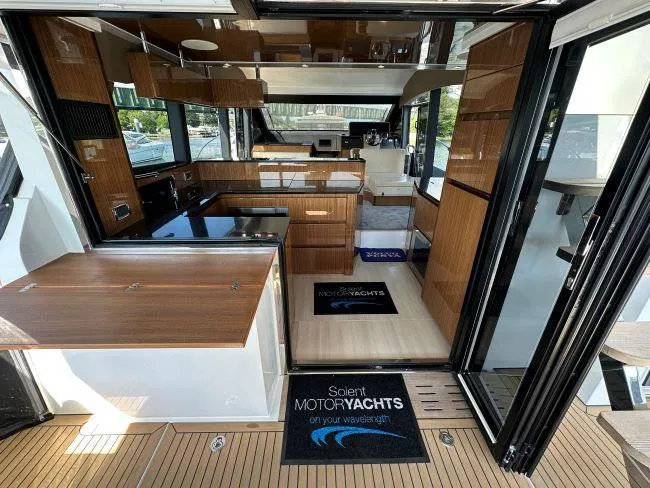  Yacht Photos Pics Sealine F530 - Interior