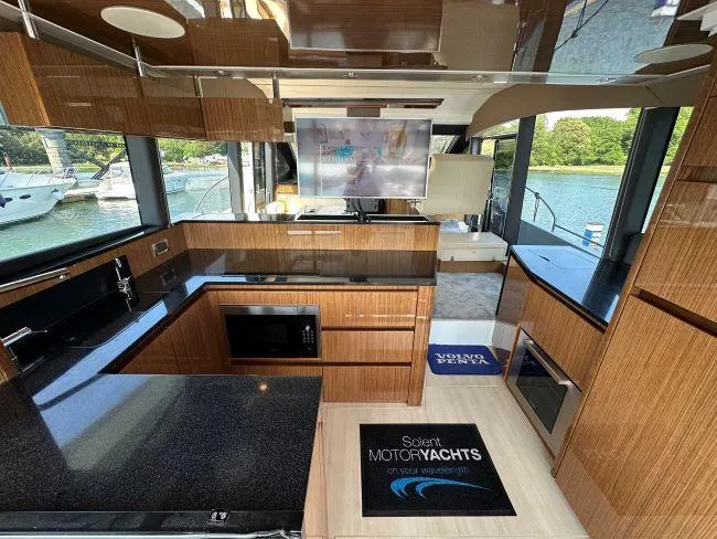  Yacht Photos Pics Sealine F530 - Galley tv up