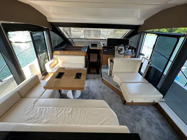  Yacht Photos Pics Sealine F530 - Saloon